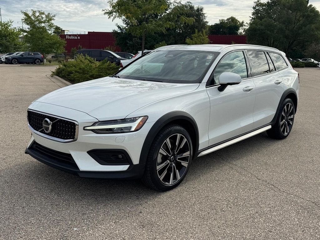 2025 Volvo V60 Cross Country