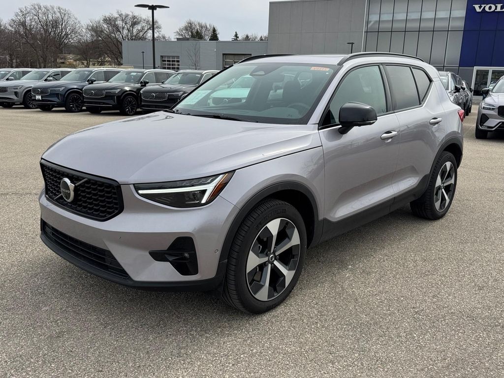 2026 Volvo XC40 B5 Plus Dark AWD's photo