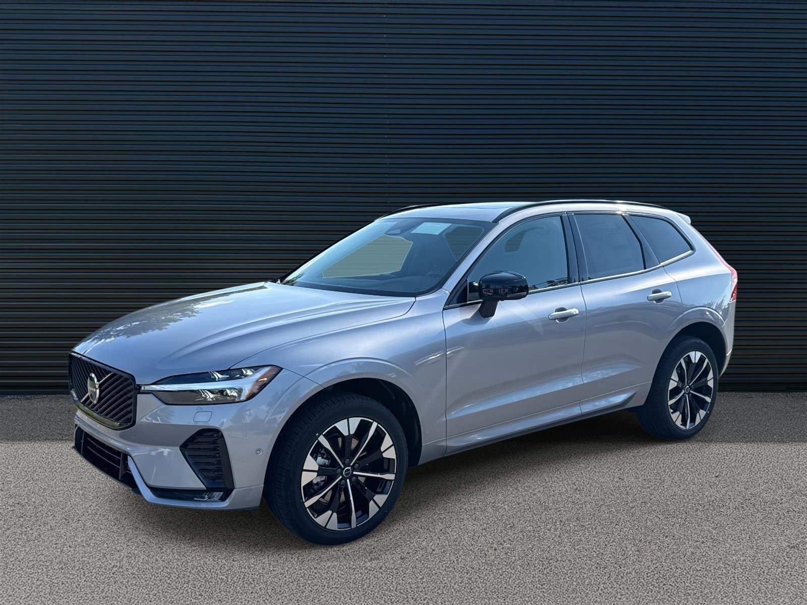 2026 Volvo XC60 Plus's photo