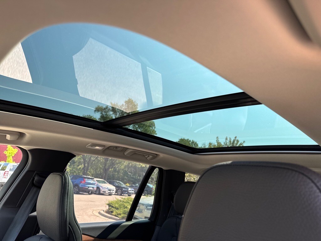 2025 Volvo XC90 Plus photo 4