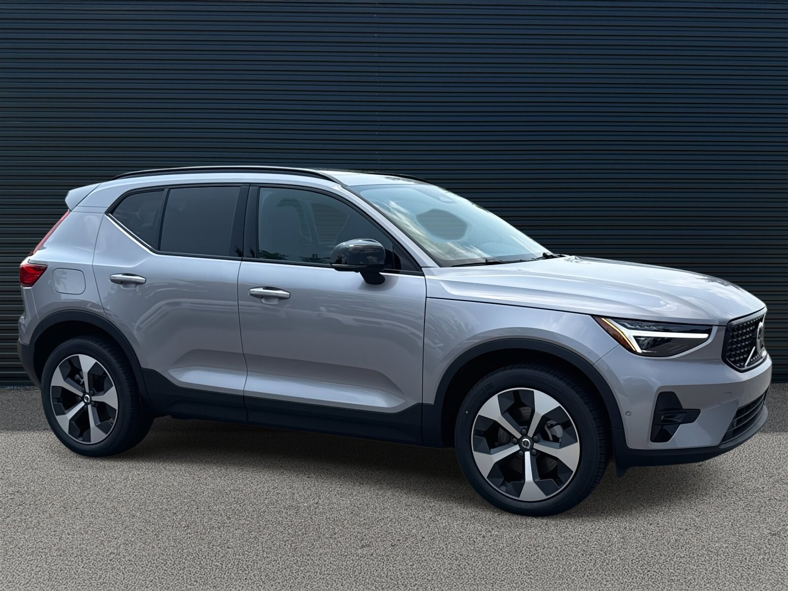 2026 Volvo XC40 Plus photo 3