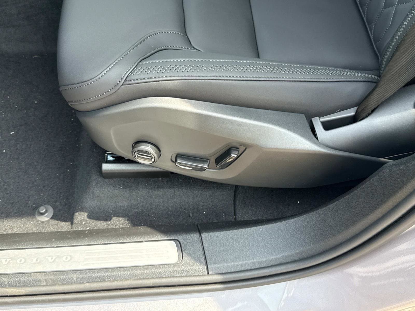 2026 Volvo XC60 Plus - Photo 17