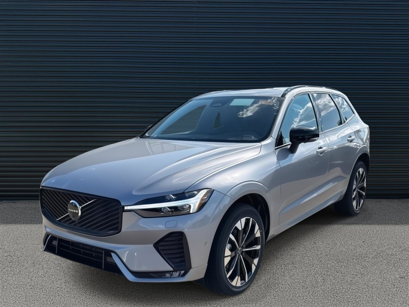 2026 Volvo XC60 Plus's photo
