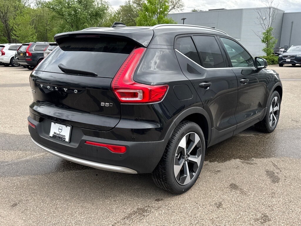 2025 Volvo XC40 Core photo 2