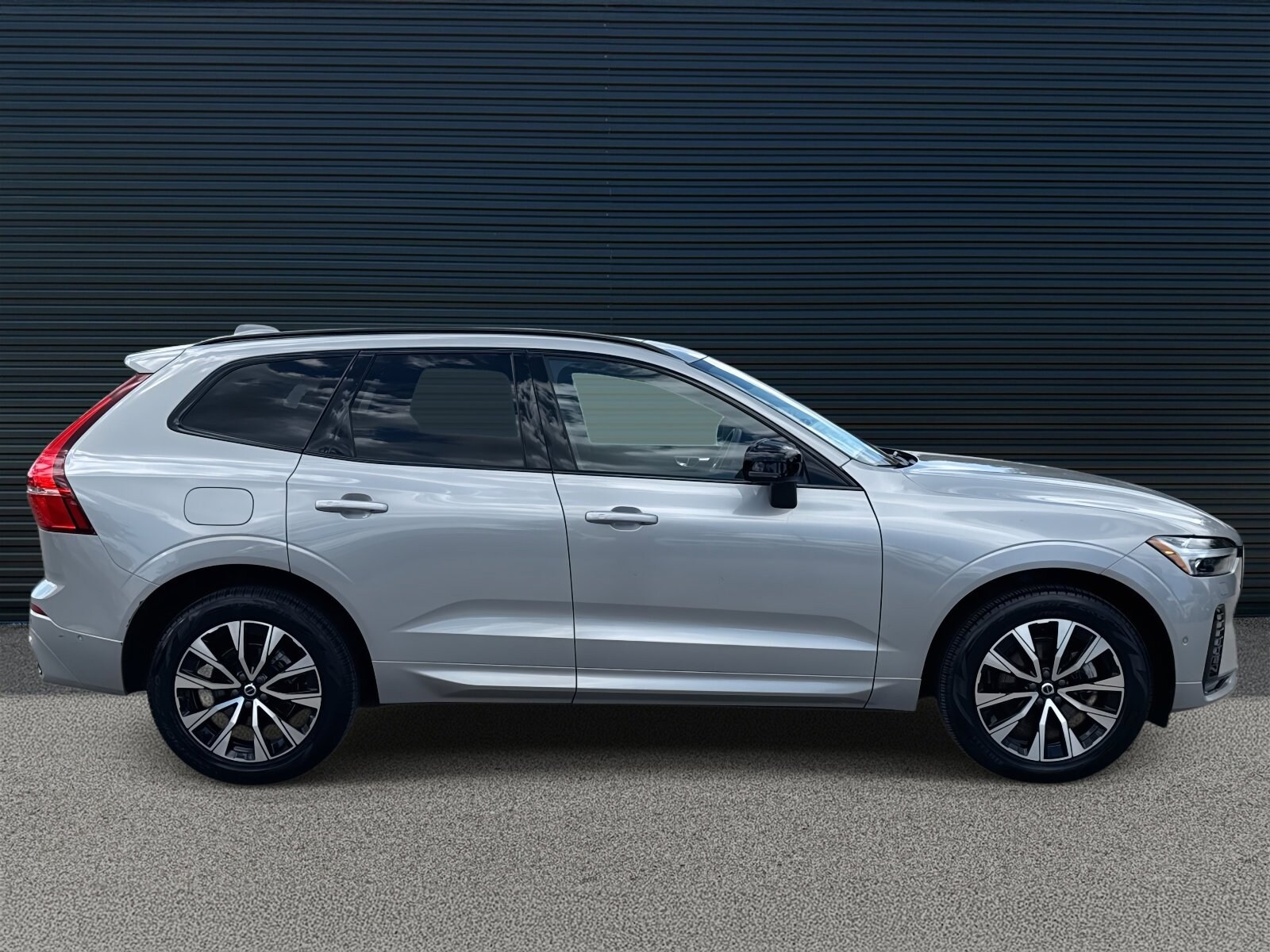 2023 Volvo XC60 B5 Plus photo 4