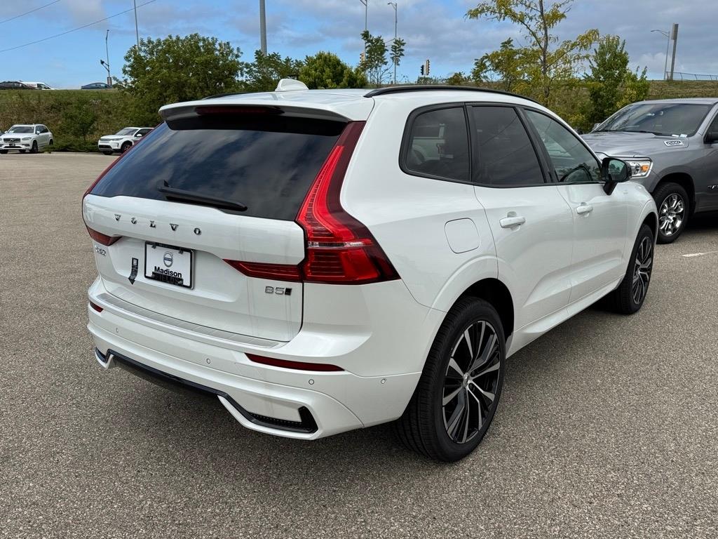 2025 Volvo XC60 B5 Plus photo 4
