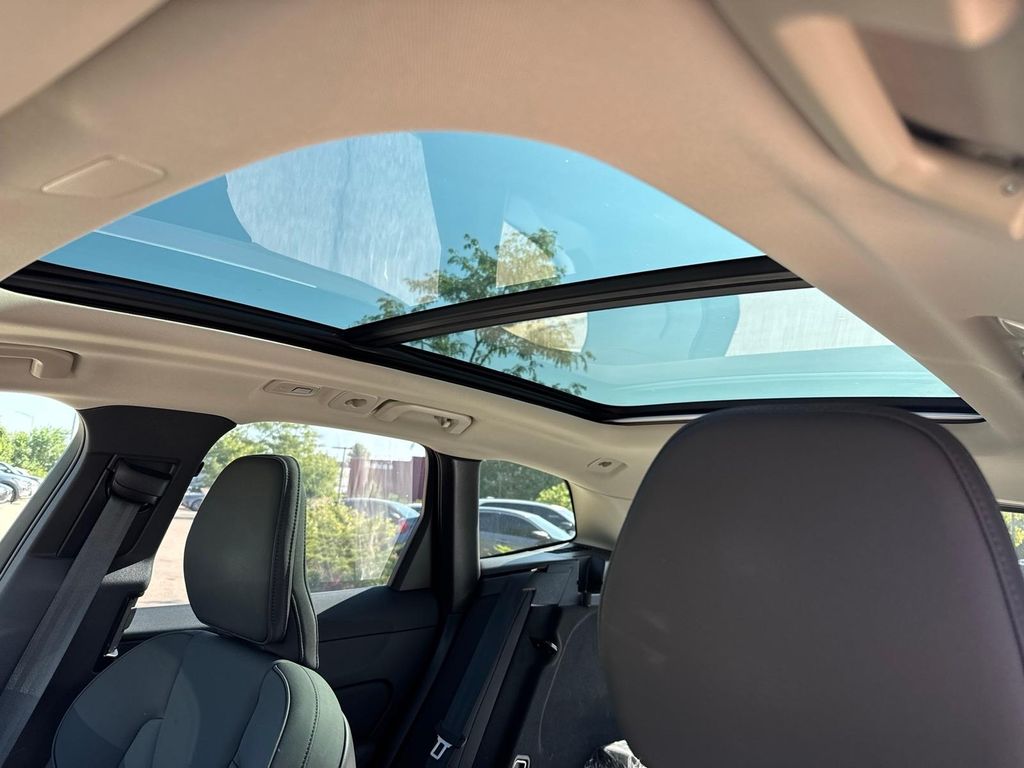 2026 Volvo XC60 Plus - Photo 7