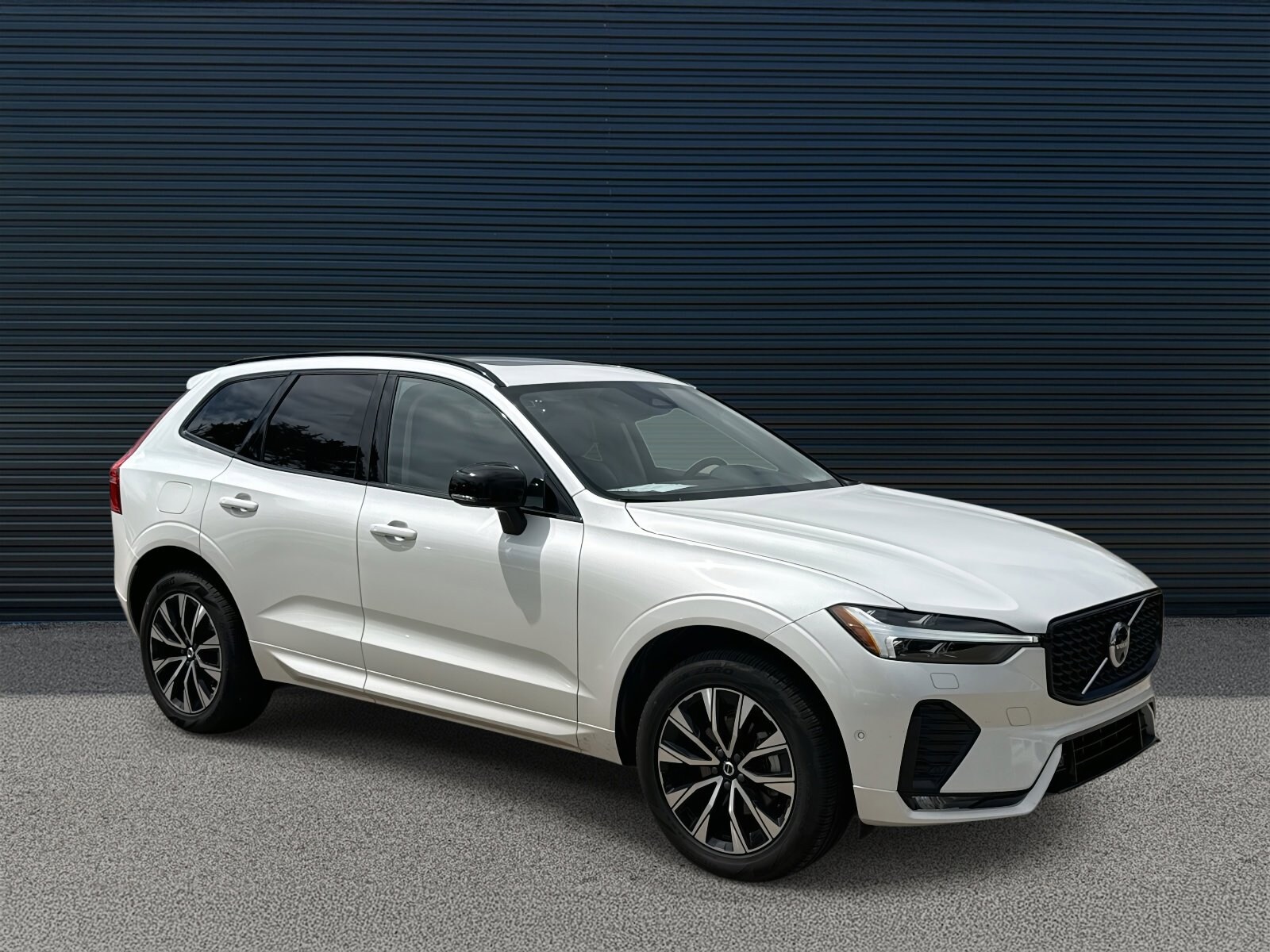 2025 Volvo XC60 B5 Plus photo 3