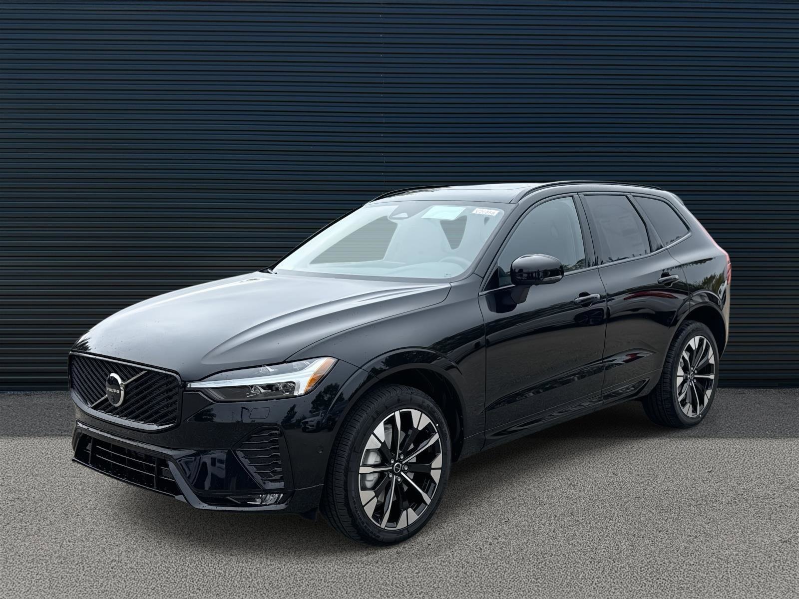 2026 Volvo XC60 Plus's photo