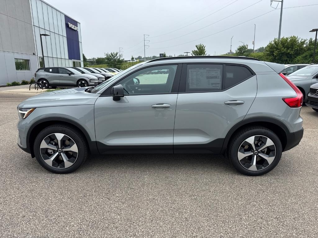 2026 Volvo XC40 Plus photo 2