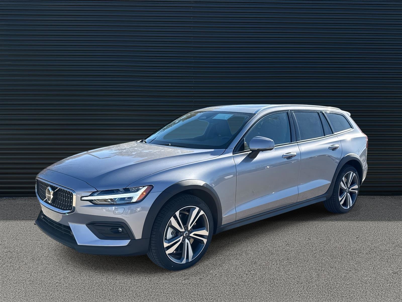 2026 Volvo V60 Cross Country Plus's photo