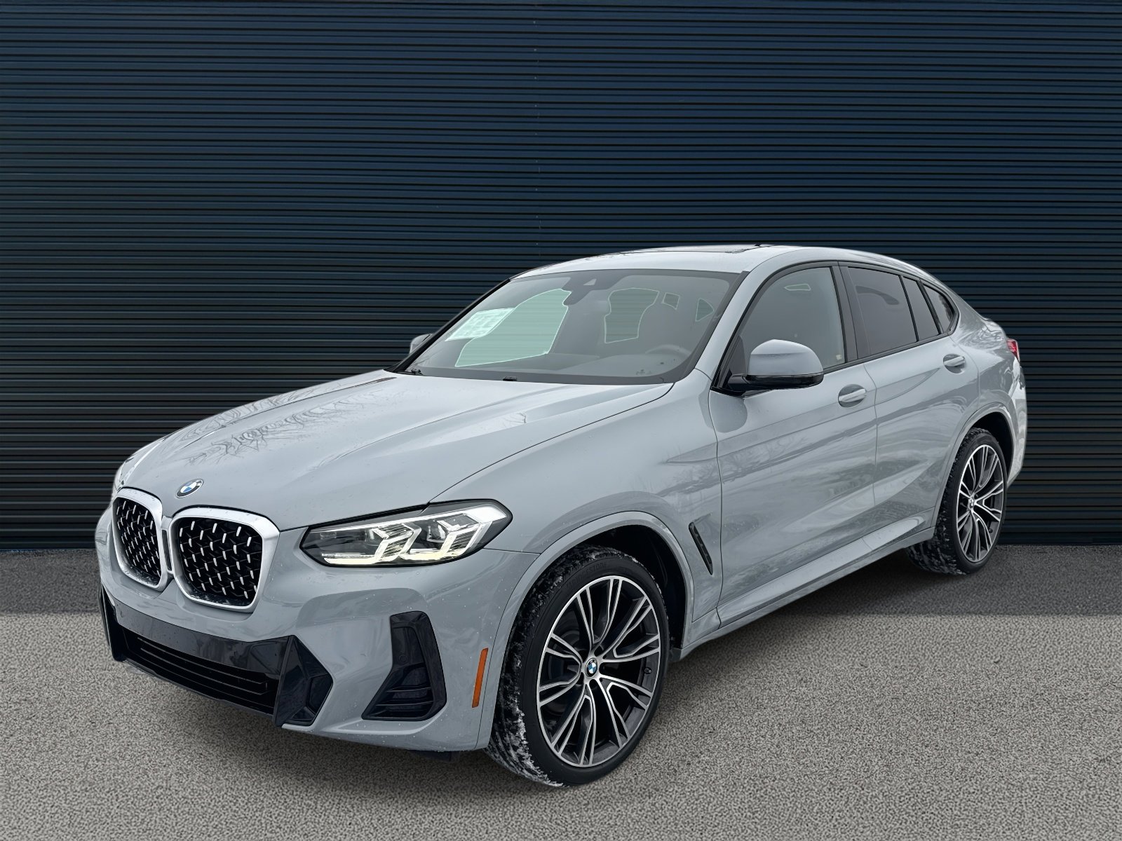 2022 BMW X4 30i's photo