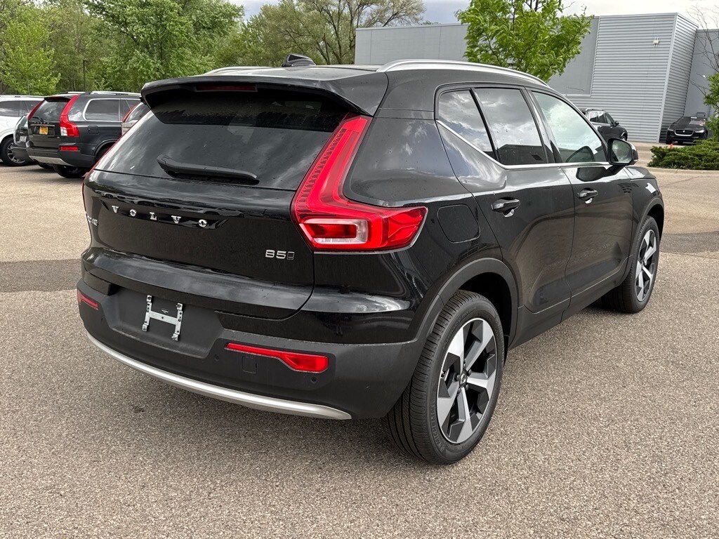 2025 Volvo XC40 Core photo 3