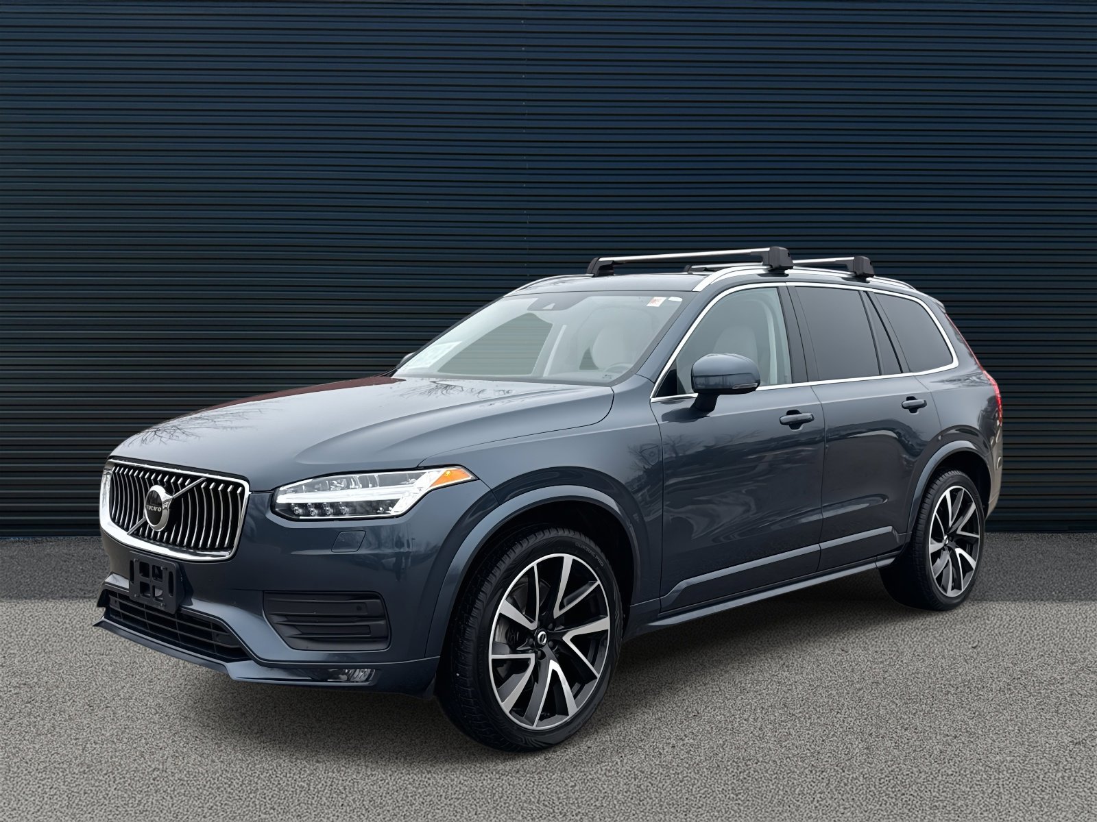 2021 Volvo XC90 Momentum's photo