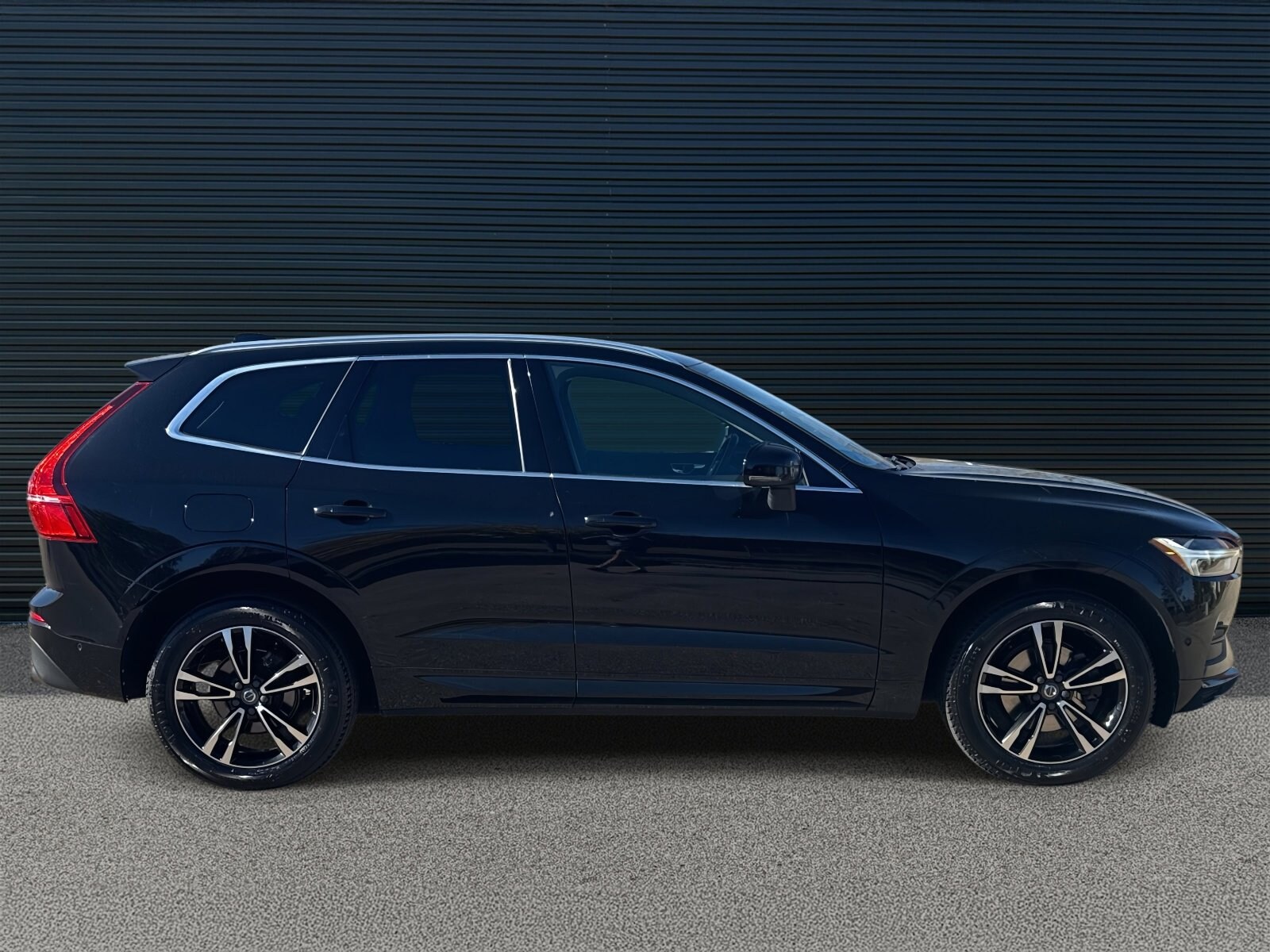 2019 Volvo XC60 T5 Momentum photo 4