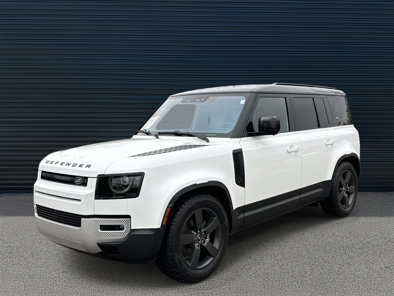 2022 Land Rover Defender S's photo