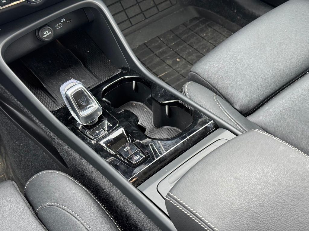 2026 Volvo XC40 Plus - Photo 14