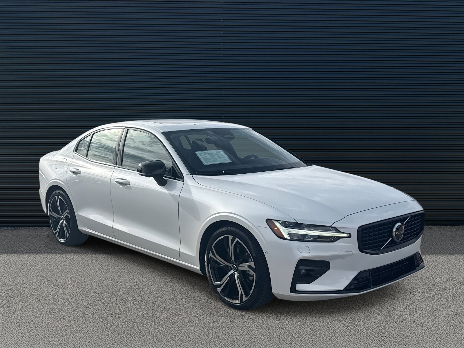 2024 Volvo S60 B5 Plus photo 3