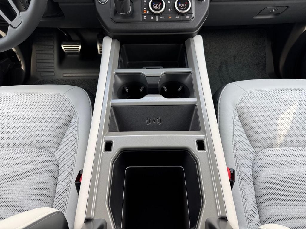 2025 Land Rover Defender V8 - Photo 12