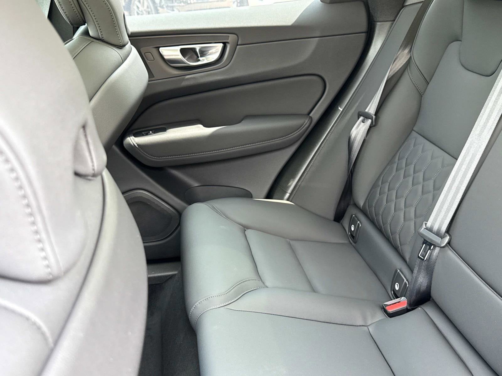 2026 Volvo XC60 Plus - Photo 11