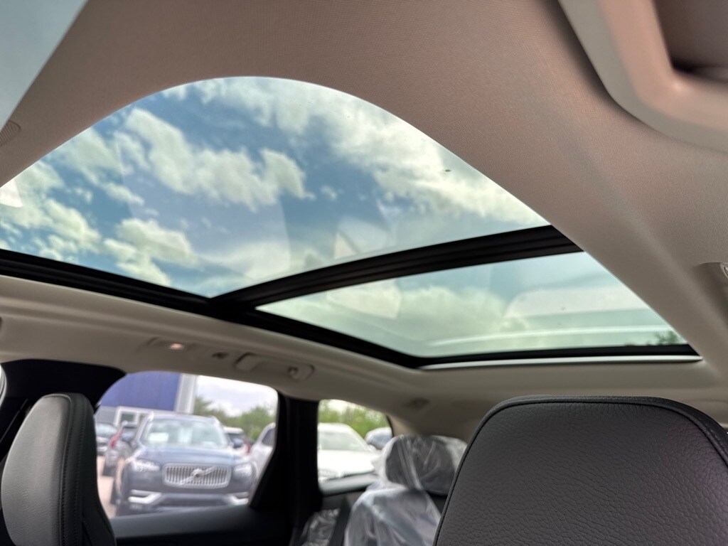 2025 Volvo XC60 B5 Plus photo 4