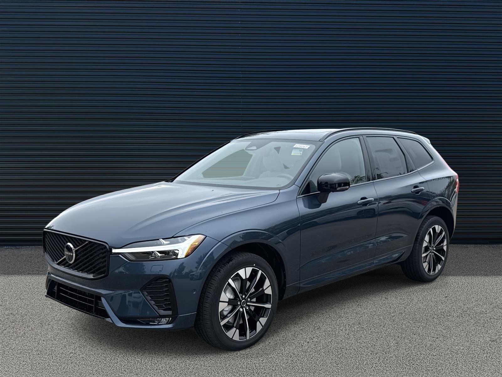 2026 Volvo XC60 Plus's photo