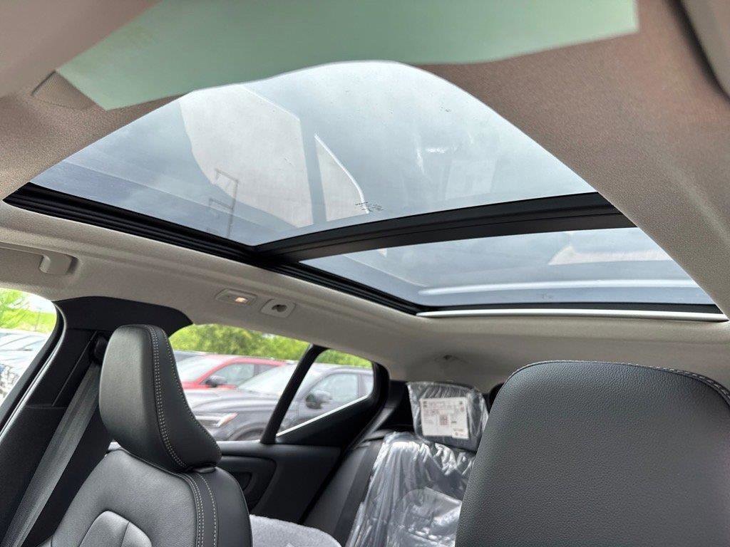 New 2025 Volvo XC40 B5 Core Bright Theme SUV