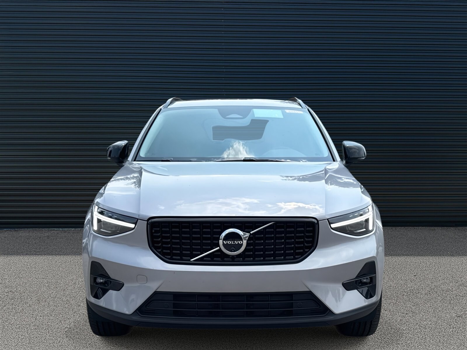 2026 Volvo XC40 Plus photo 2
