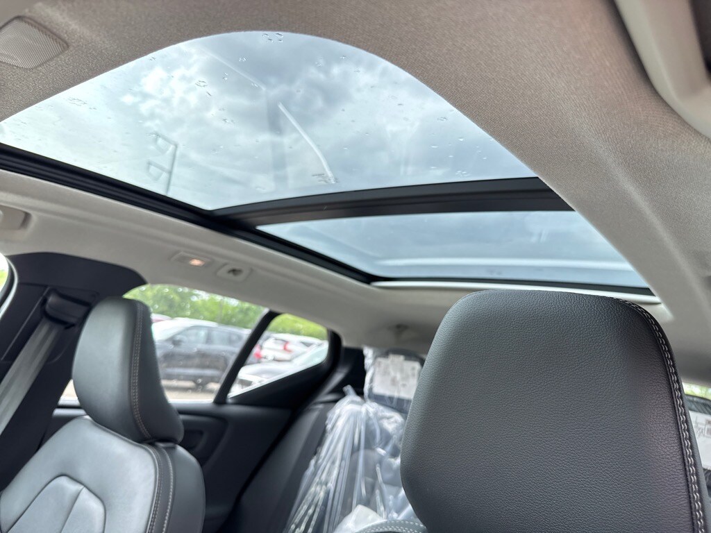 2025 Volvo XC40 Core photo 4