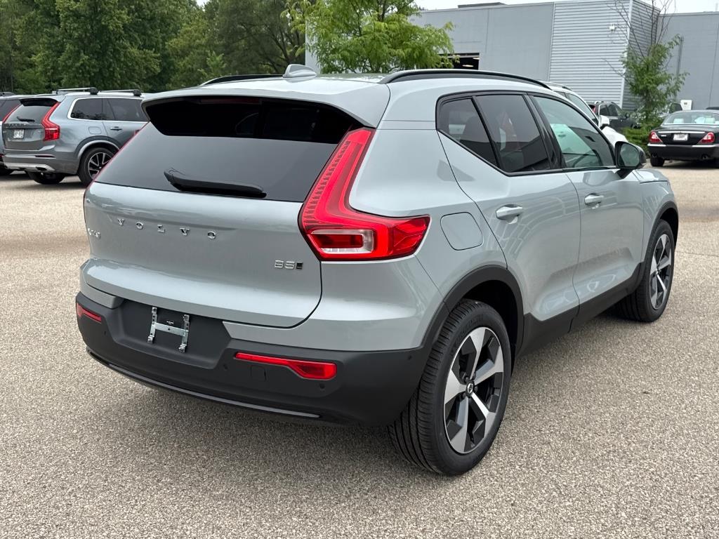2026 Volvo XC40 Plus photo 3