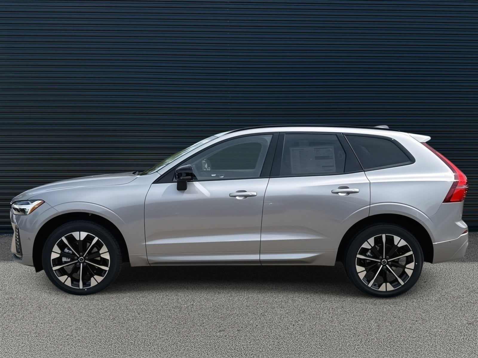 2026 Volvo XC60 Plus - Photo 8
