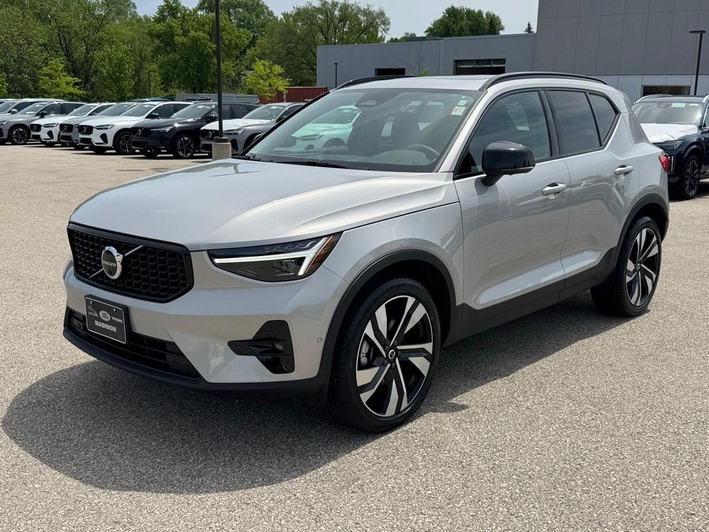 2023 Volvo XC40 B5 Ultimate Dark AWD's photo