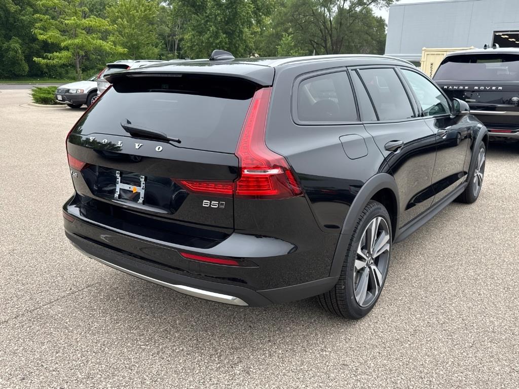2026 Volvo V60 Cross Country B5 Plus photo 3