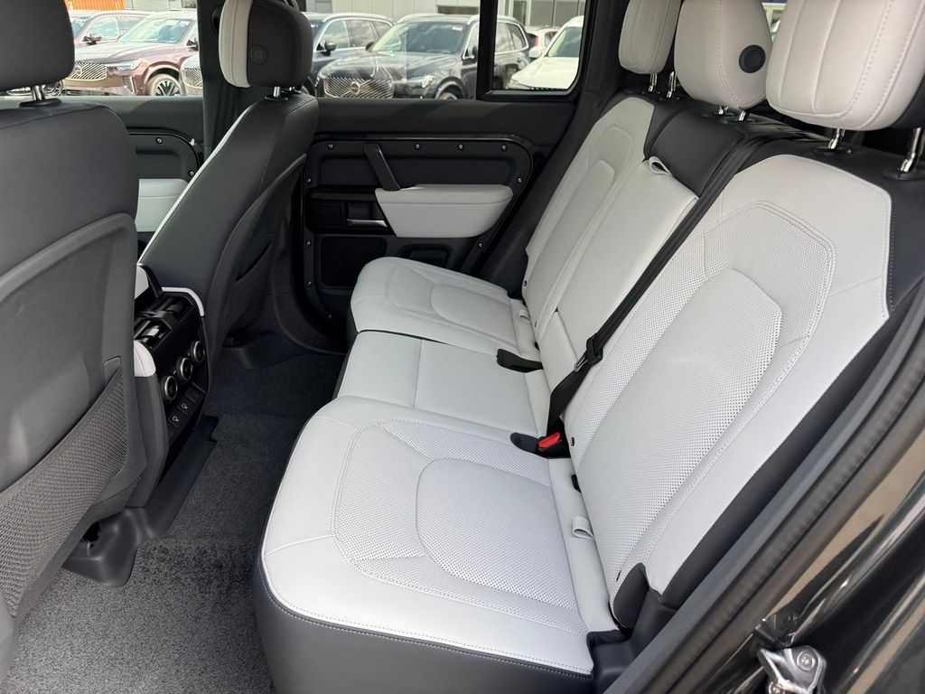 2025 Land Rover Defender V8 - Photo 8