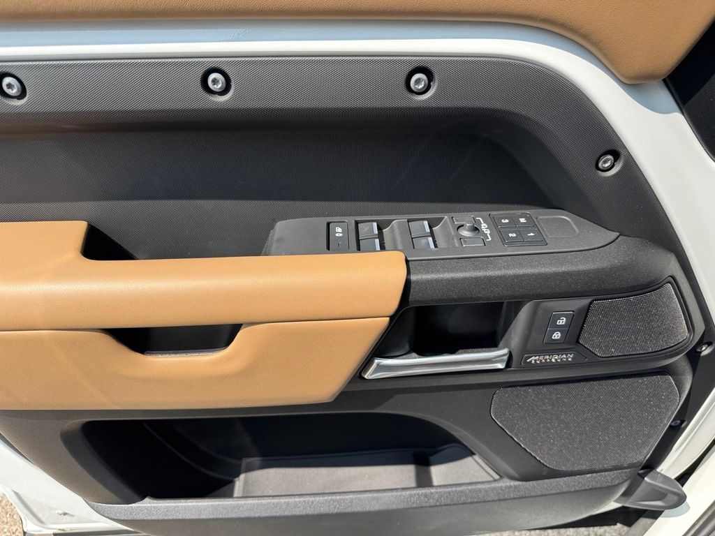 2025 Land Rover Defender V8 - Photo 15