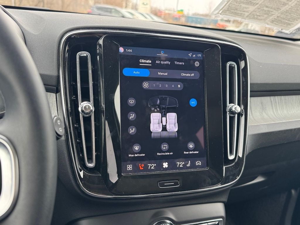 2026 Volvo XC40 Plus - Photo 17
