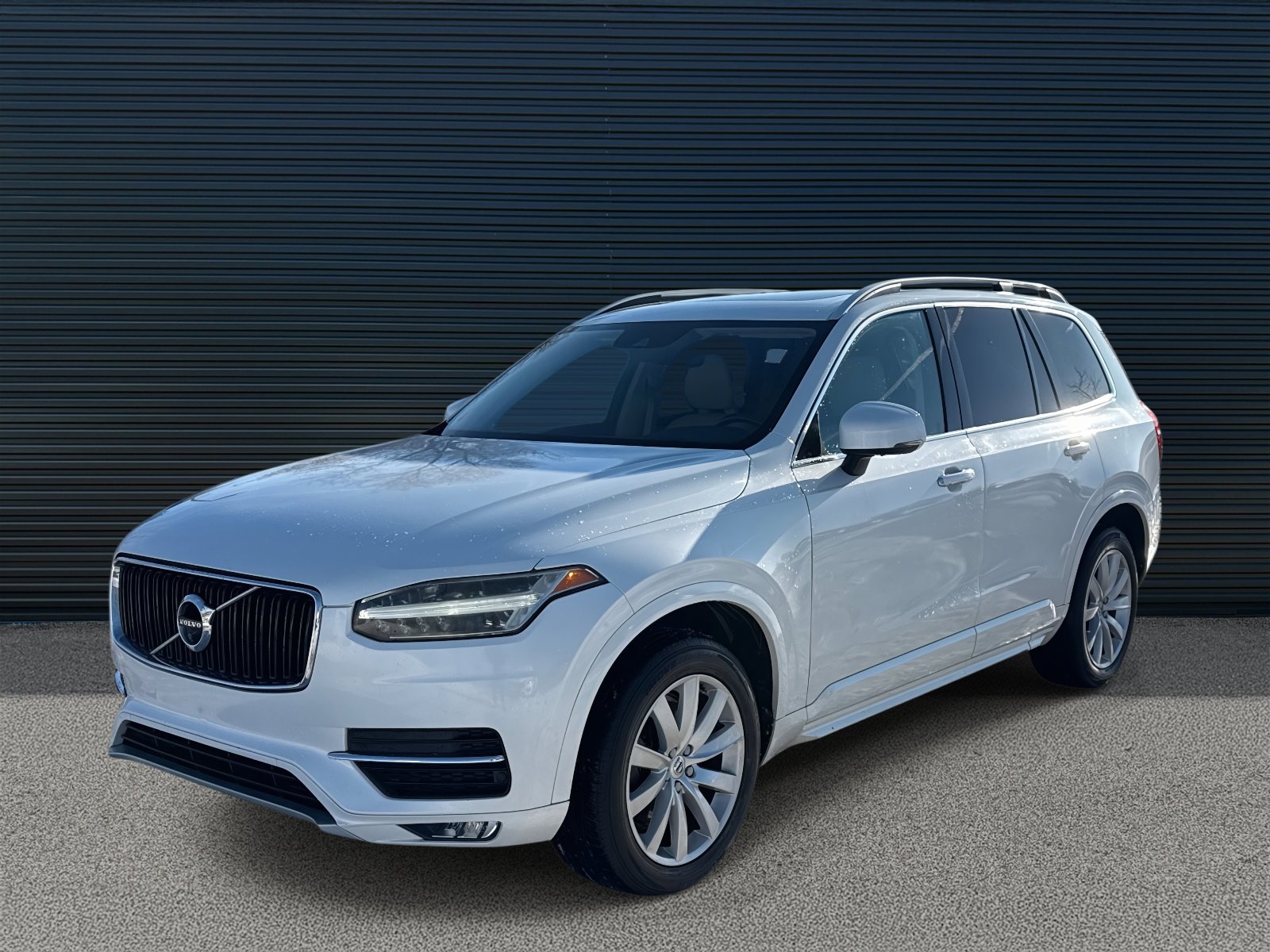 2017 Volvo XC90 Momentum's photo