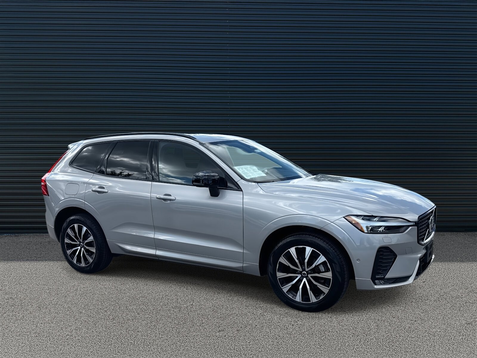 2023 Volvo XC60 B5 Plus photo 3