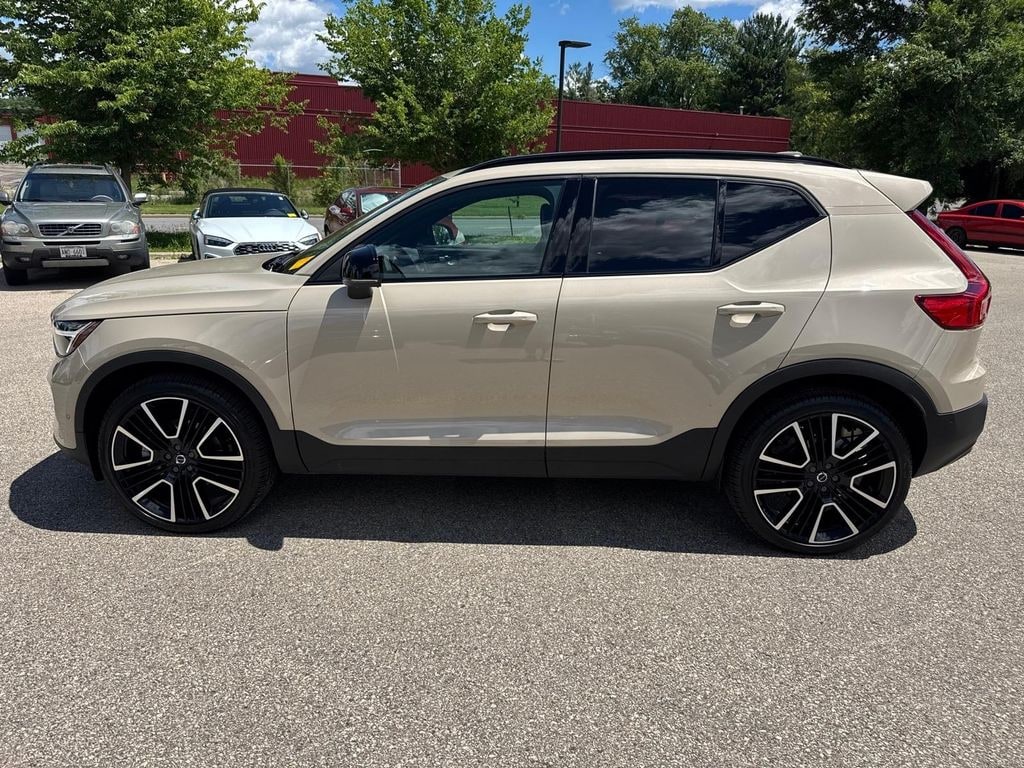 Certified 2025 Volvo XC40 B5 Ultra Dark Theme SUV