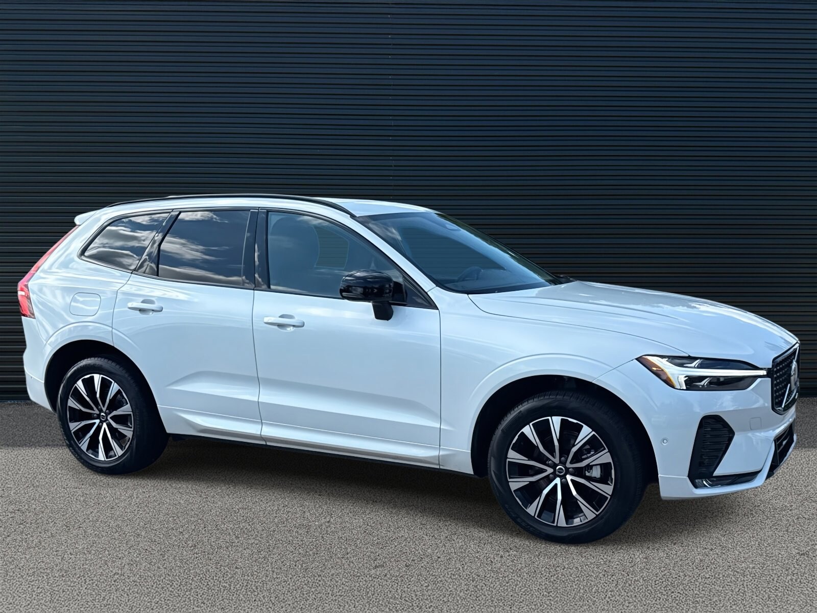 2025 Volvo XC60 B5 Plus photo 3