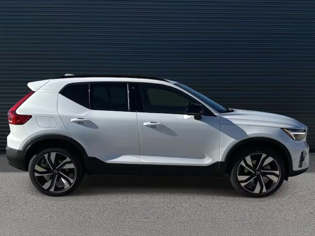 New 2026 Volvo XC40 B5 Ultra SUV