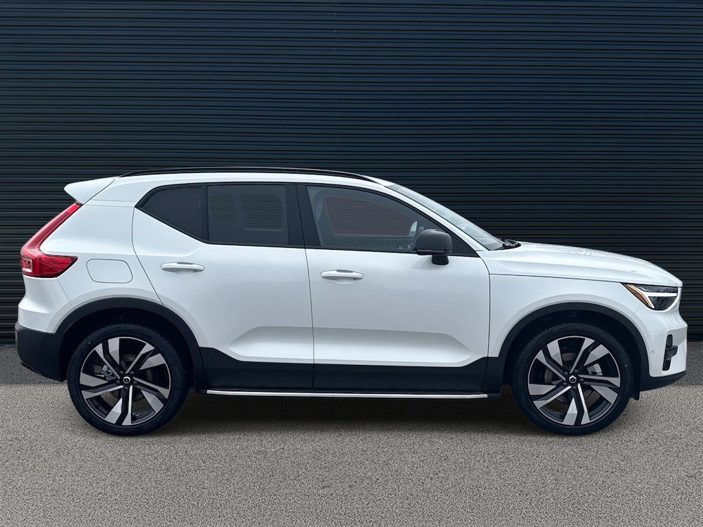 New 2026 Volvo XC40 B5 Ultra SUV
