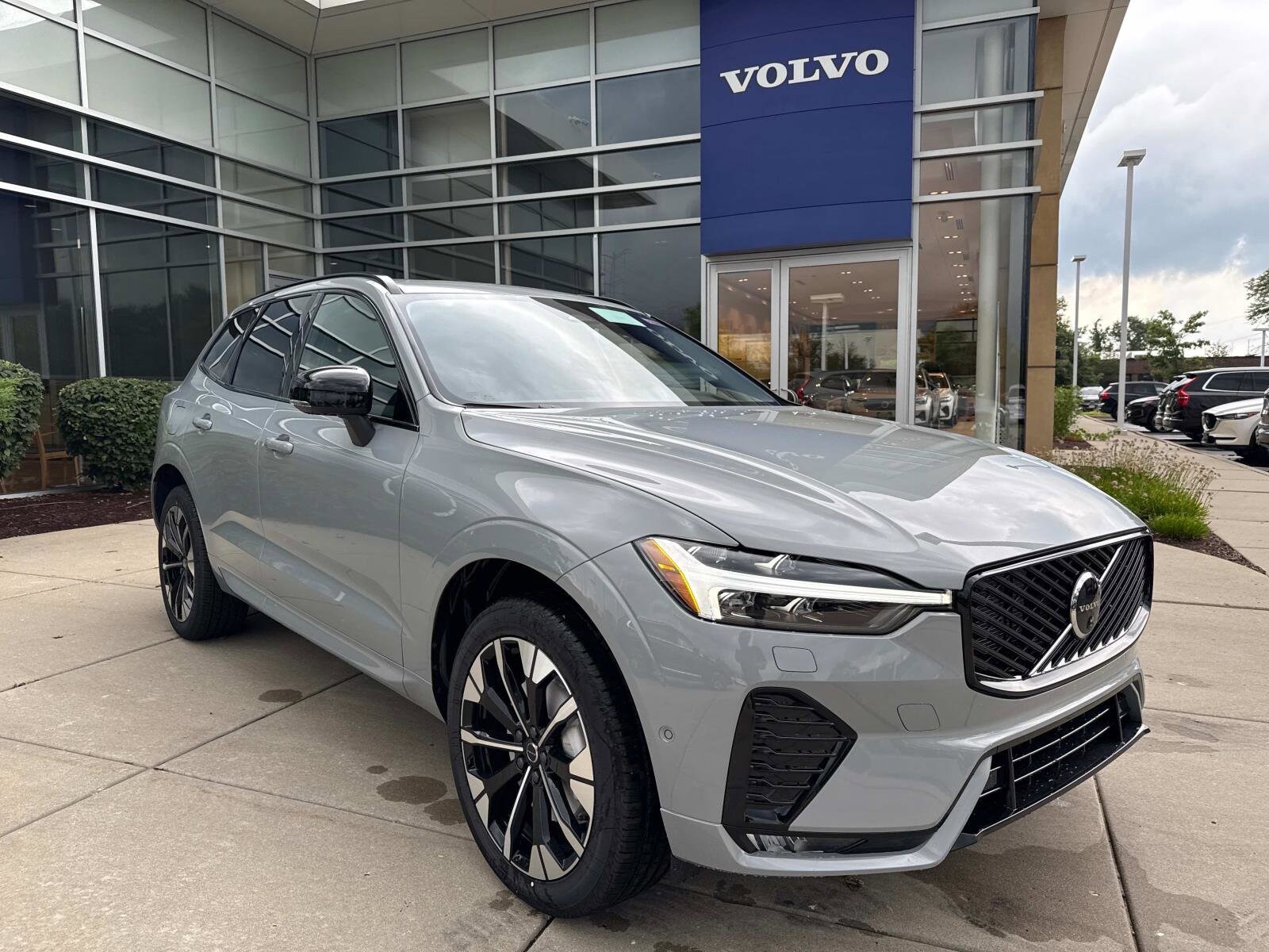 2026 Volvo XC60 B5 Plus photo 3