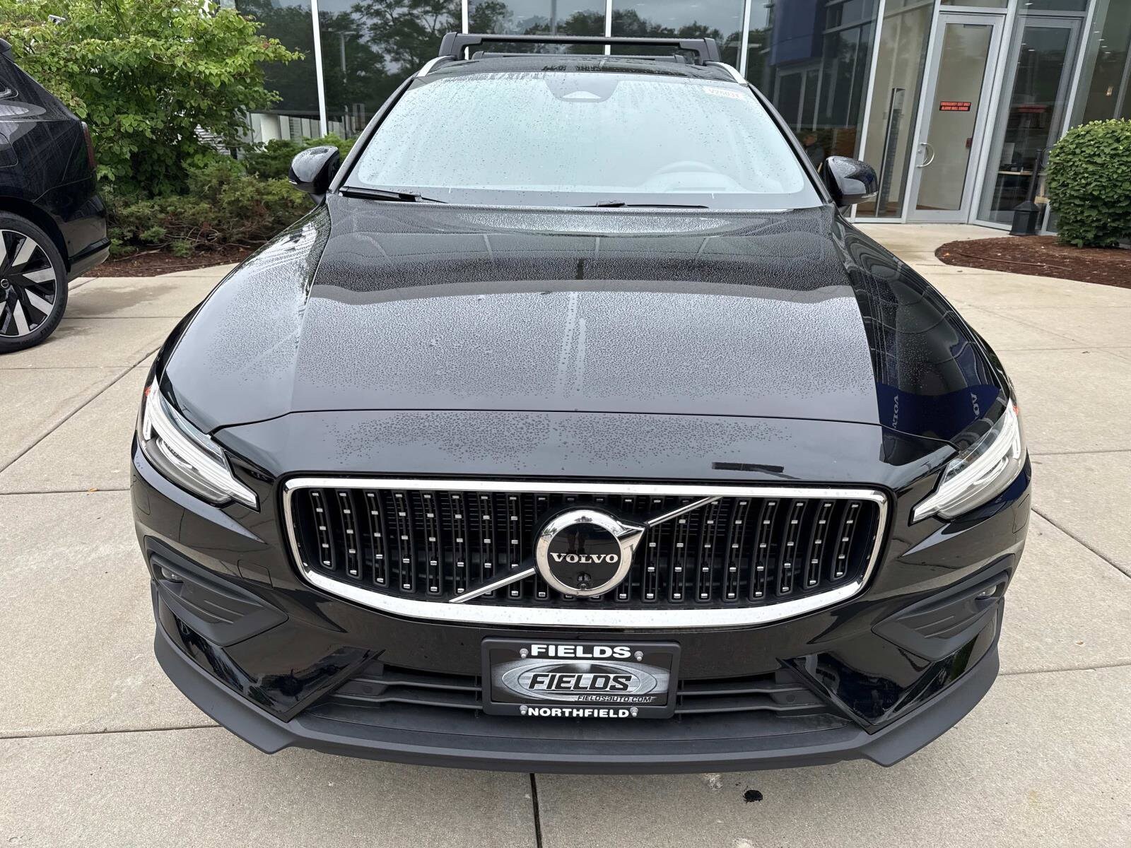 2026 Volvo V60 Cross Country B5 photo 2