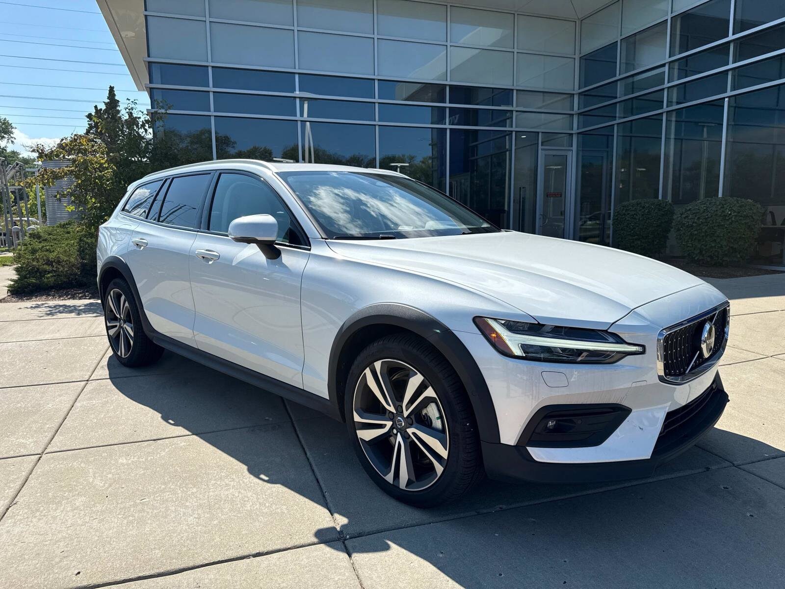 2024 Volvo V60 Cross Country B5 Plus photo 3