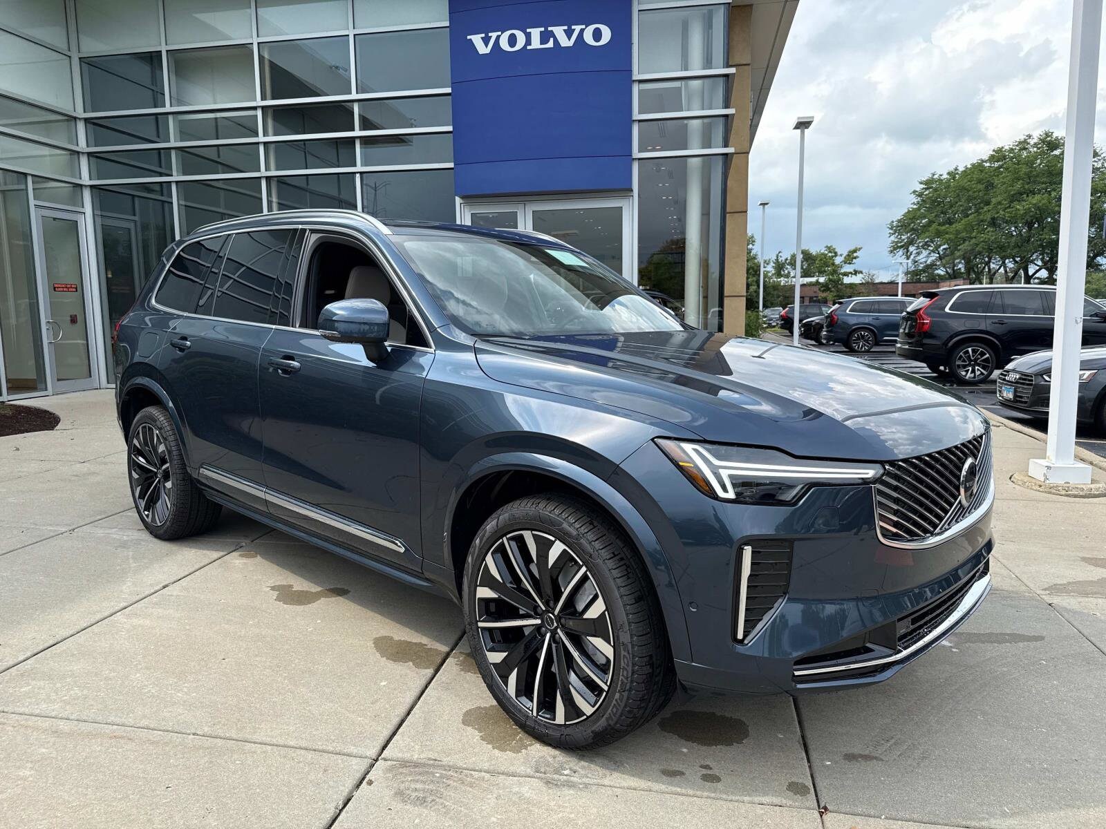 2026 Volvo XC90 Plus photo 3