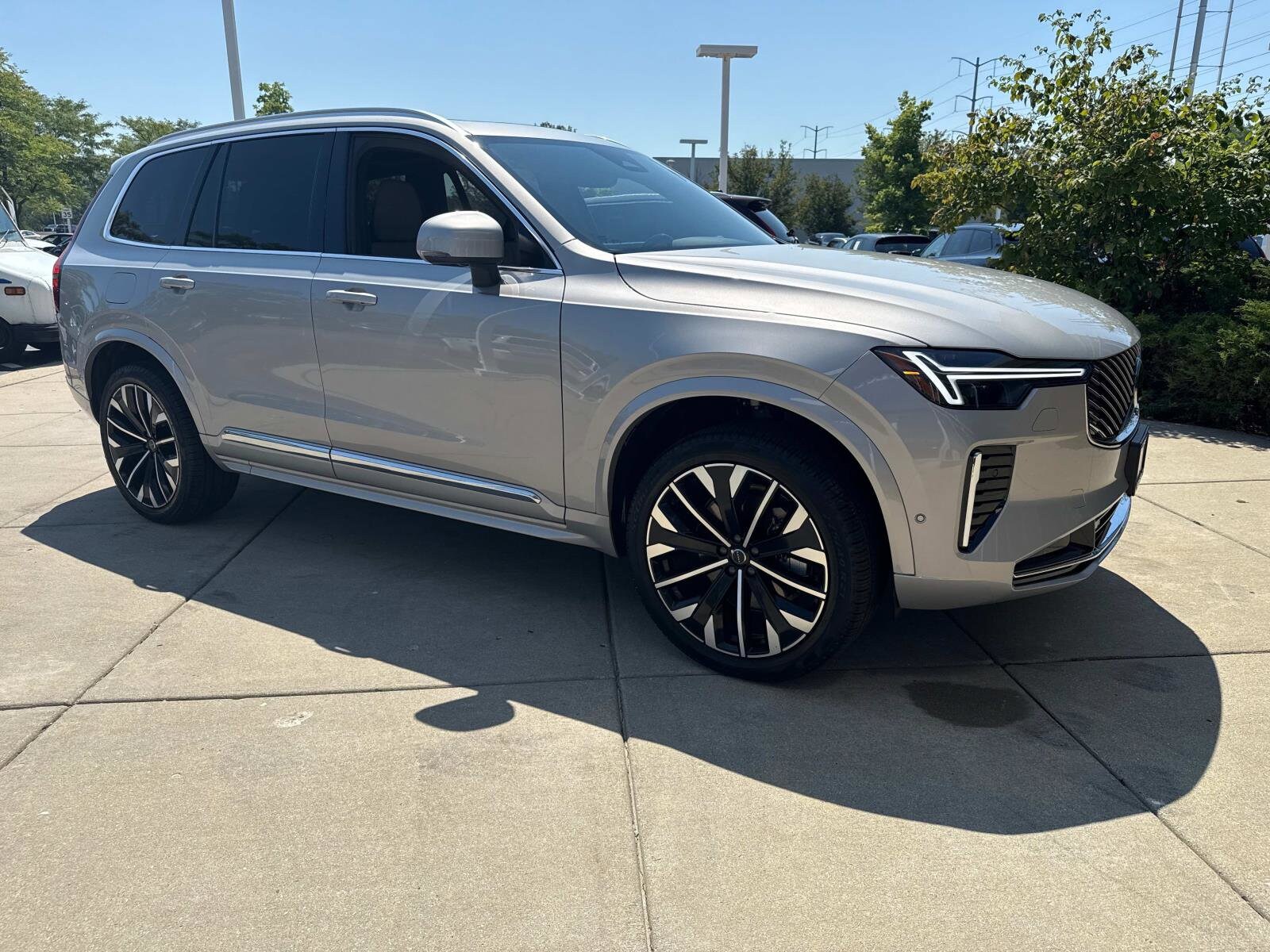 2025 Volvo XC90 B5 Plus photo 2