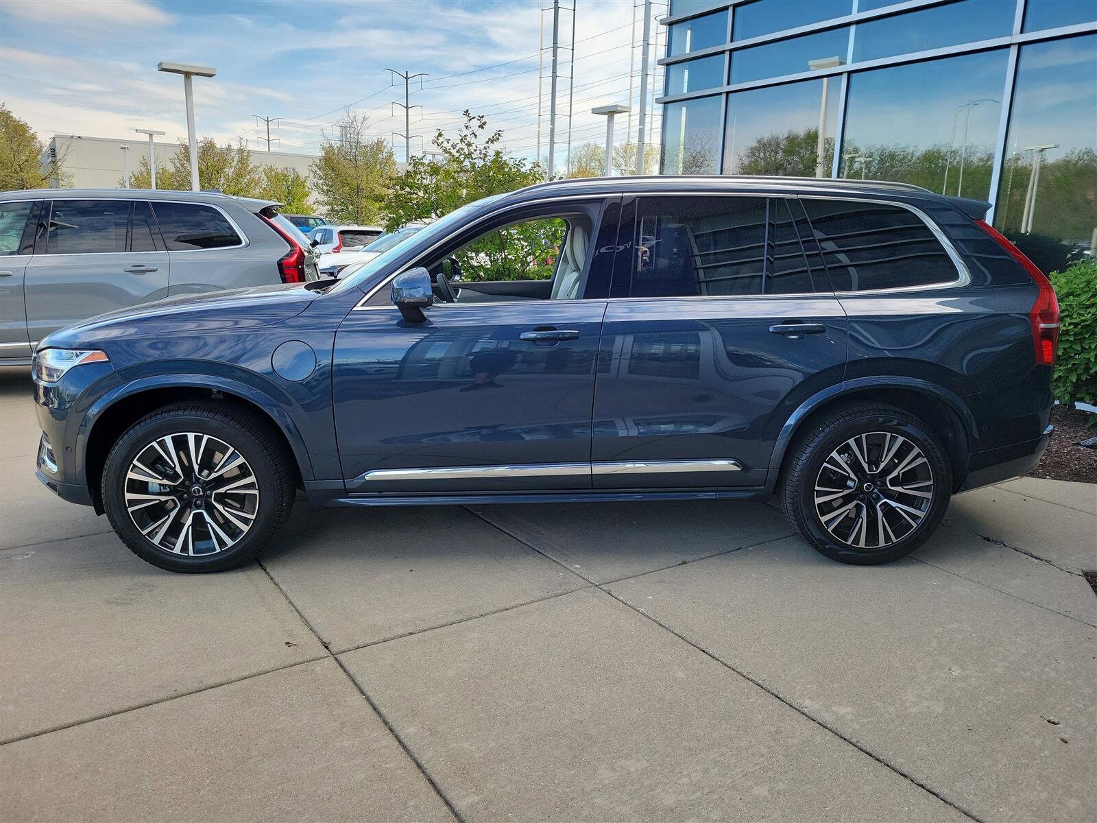 2025 Volvo XC90 T8 Plus photo 2