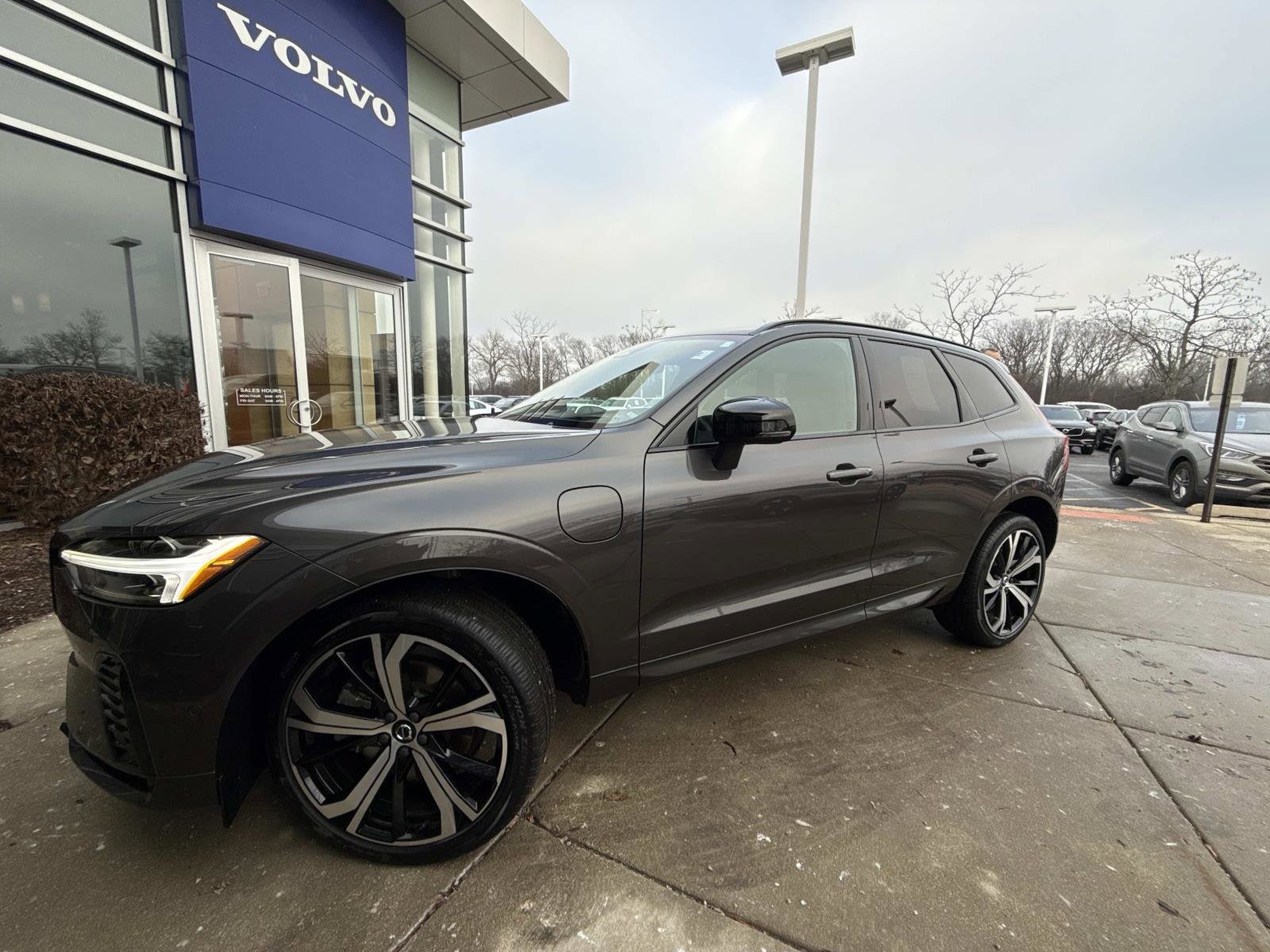 2022 Volvo XC60 R-Design's photo