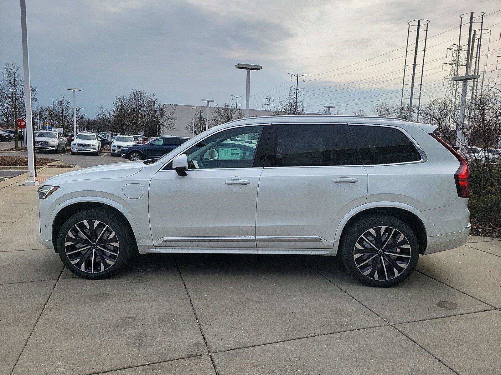 2025 Volvo XC90 T8 Plus photo 2
